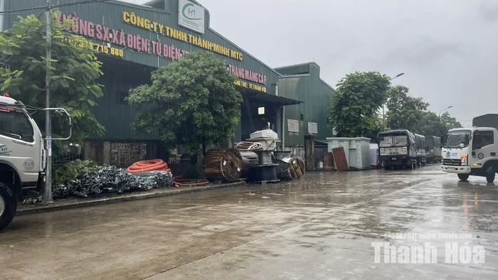 Những kiện hàng được xếp tràn lề đường, vỉa hè trước Công ty TNHH Thành Minh MTC.