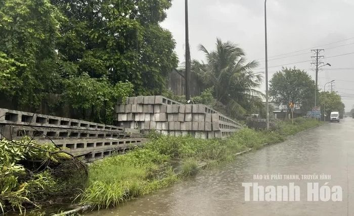 Cột đèn chiếu sáng, cột điện đúc xong cũng được doanh nghiệp mang ra chất đầy phía ngoài khuôn viên.
