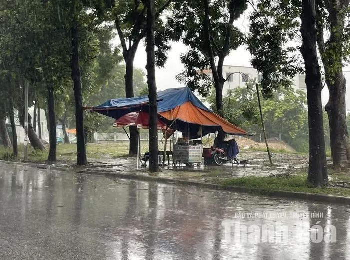 Cũng tại KCN, tình trạng người dân dựng hàng quán chiếm dụng vỉa hè, tự ý căng bạt, che ô bán hàng ăn, quán nước trên các tuyến đường đã che khuất tầm nhìn, ảnh hưởng đến an toàn giao thông và vệ sinh môi trường.