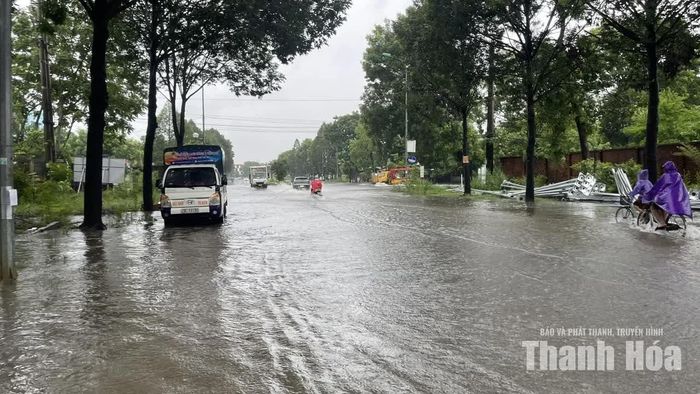 Nhiều tuyến đường trong KCN Tây Bắc Ga bị ngập lụt gây ảnh hưởng đến người dân khi tham gia giao thông qua đây.