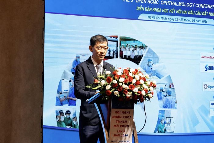 TS.BS. Dương Huy Lương, Phó cục trưởng cục Quản lý khám chữa bệnh (Bộ Y tế), phát biểu tại hội nghị. Ảnh: TD Eye