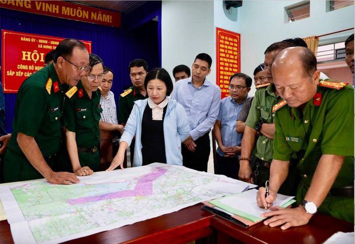 Lãnh đạo Bộ Quốc phòng, Sở Khoa học và Công nghệ, Công an tỉnh Tây Ninh và các sở ngành, địa phương, chuyên gia khảo sát thực tế hành lang bay thử nghiệm có kiểm soát - Ảnh: Tayninh.gov.vn.