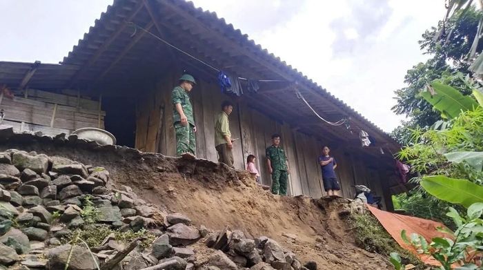 Sạt lở taluy âm phía trước nhà dân tại bản Suối Lóng, xã Tam Chung. Ảnh: Tuấn
