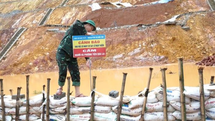 Lực lượng chức năng xã Kim Tân triển khai dựng rào chắn, cắm biển cảnh báo, hướng dẫn người dân và phương tiện qua lại an toàn; tuyệt đối không để người dân chủ quan, cố tình đi qua khu vực nguy hiểm. Ảnh: UBND xã Kim Tân