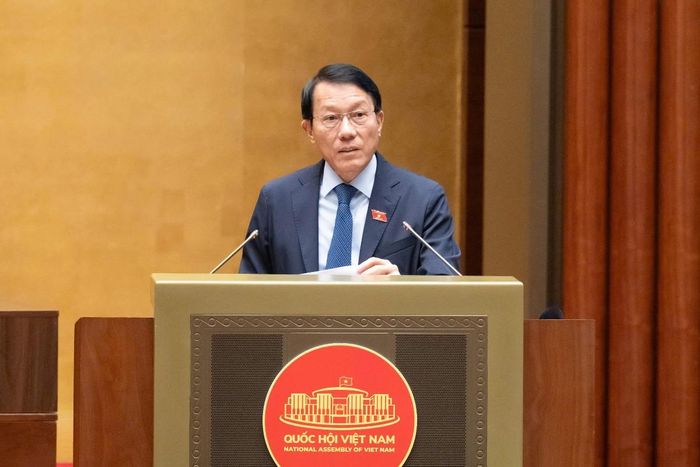 Đại tướng Lương Tam Quang, Bộ trưởng Bộ Công an trình bày Báo cáo tóm tắt giải trình, tiếp thu, chỉnh lý dự thảo Nghị quyết. Ảnh: Cổng thông tin điện tử Quốc hội.