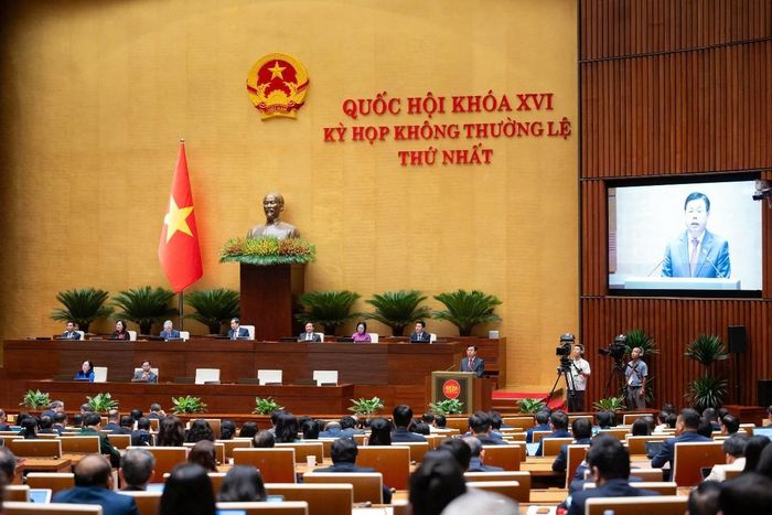 Bộ trưởng Bộ Nội vụ Nguyễn Tiến Hải trình bày Báo cáo tóm tắt giải trình, tiếp thu, chỉnh lý dự thảo Nghị quyết. Ảnh: Quốc hội.