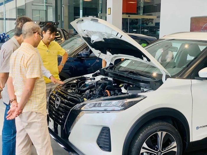 Việc các mẫu xe xăng liên tục hạ sàn niêm yết để phòng thủ trước làn sóng xe điện hóa đã vô tình đẩy các chủ xe xăng cũ vào cuộc khủng hoảng mất giá.