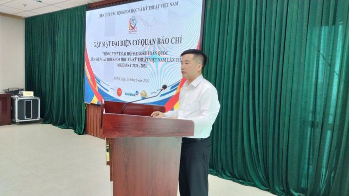 Ông Nguyễn Quyết Chiến, Tổng Thư ký Liên hiệp Hội Việt Nam, đã thông tin về công tác chuẩn bị Đại hội. Ảnh: Nhĩ Anh