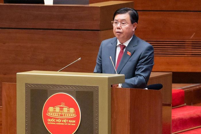 Bộ trưởng Bộ Nội vụ Nguyễn Tiến Hải trình bày Báo cáo giải trình, tiếp thu, chỉnh lý dự thảo Luật sửa đổi, bổ sung một số điều của Luật Người lao động Việt Nam đi làm việc ở nước ngoài theo hợp đồng. Ảnh: Cổng thông tin điện tử Quốc hội.