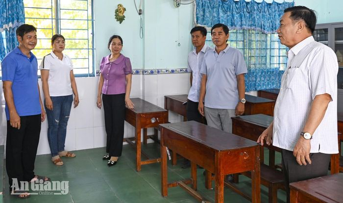 Ban giám hiệu Trường Tiểu học và Trung học sơ sở Vĩnh Hòa 2, xã Vĩnh Hòa kiểm tra công tác chuẩn bị lớp học tại điểm Vĩnh Thái.