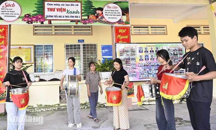 Học sinh Trường Tiểu học và Trung học sơ sở Vĩnh Hòa 2, xã Vĩnh Hòa tập trống Đội phục vụ lễ khai giảng năm học mới.