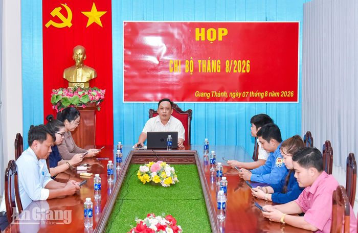 Buổi họp chi bộ tháng 8/2026 không sử dụng báo cáo giấy của Chi bộ Văn phòng Đảng ủy xã Giang Thành.