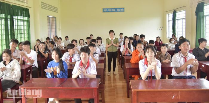Một lớp học ở Trường THCS Đông Yên. Ảnh: ĐẶNG LINH