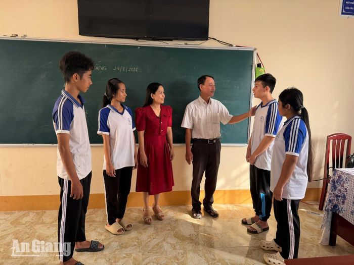 Thầy và tròTrường THCS Định Hòa. Ảnh: CẨM TÚ