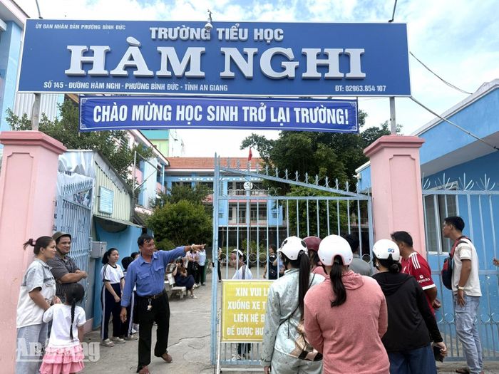 Phụ huynh đợi trước cổng trường và không tránh khỏi những lo lắng khi ngày đầu đưa con vào lớp 1. Ảnh: PHƯƠNG LAN