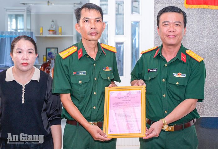 Đại tá Nguyễn Việt Thắng, Chính ủy Bộ Chỉ huy Quân sự tỉnh An Giang trao quyết định bàn giao nhà cho gia đình Thiếu tá quân nhân chuyên nghiệp Lê Thái Vĩnh.