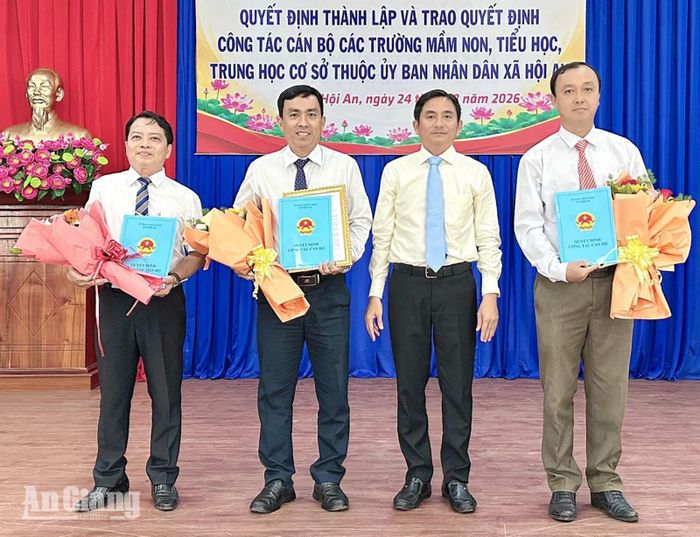 Phó Bí thư Thường trực Đảng ủy xã Hội An Võ Thiên Văn trao quyết định sáp nhập các trường. Ảnh:Thùy Dương