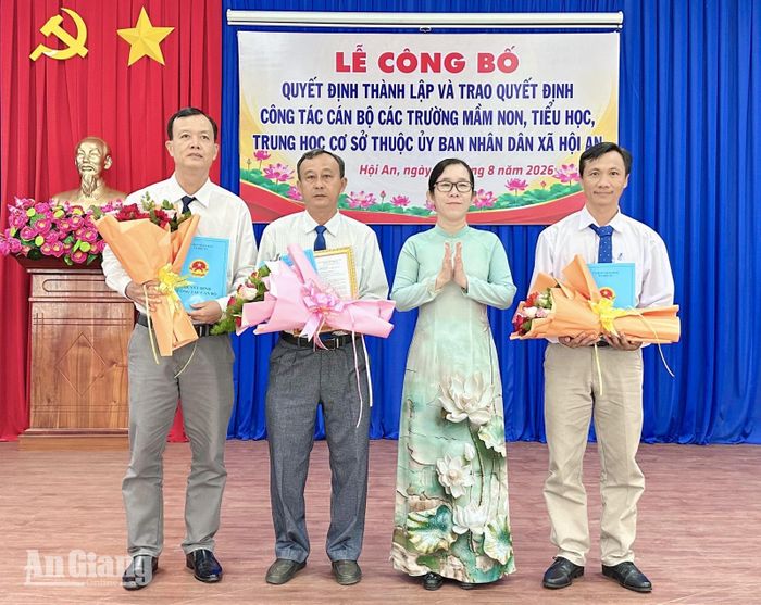 Phó Bí thư Đảng ủy, Chủ tịch UBND xã Hội An Nguyễn Xuân Thịnh trao quyết định sáp nhập các trường. Ảnh:Thùy Dương