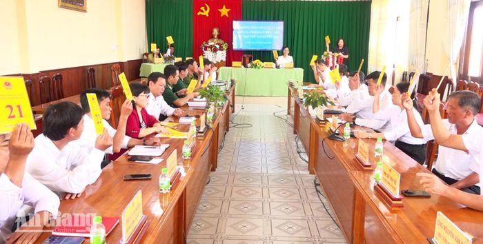 Đại biểu HĐND xã An Phú biểu quyết thông qua chủ trương thành lập phường An Phú.