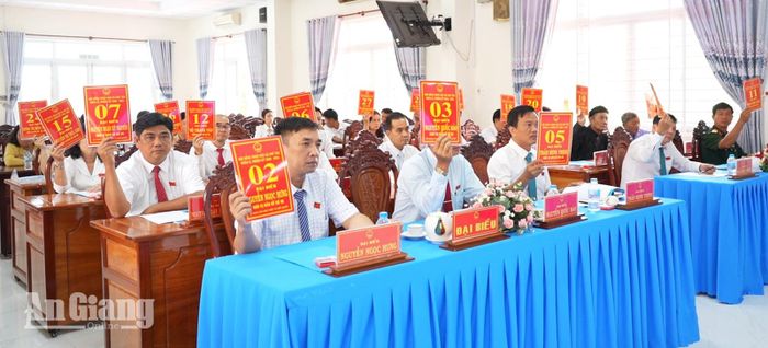 Đại biểu HĐND xã Phú Tân biểu quyết thông qua chủ trương thành lập phường Phú Tân.