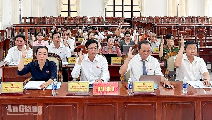 Đại biểu HĐND xã Giồng Riềng biểu quyết thông qua nghị quyết.