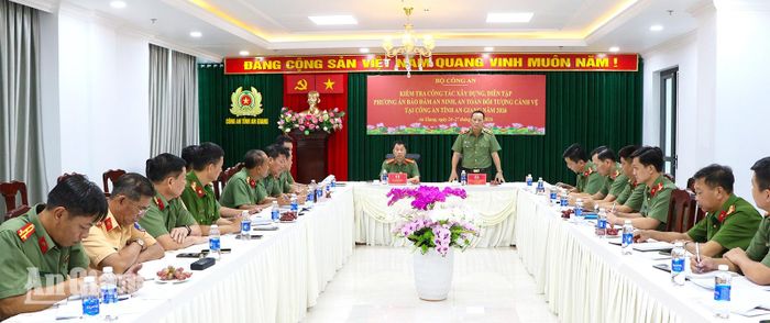 Quang cảnh buổi làm việc.