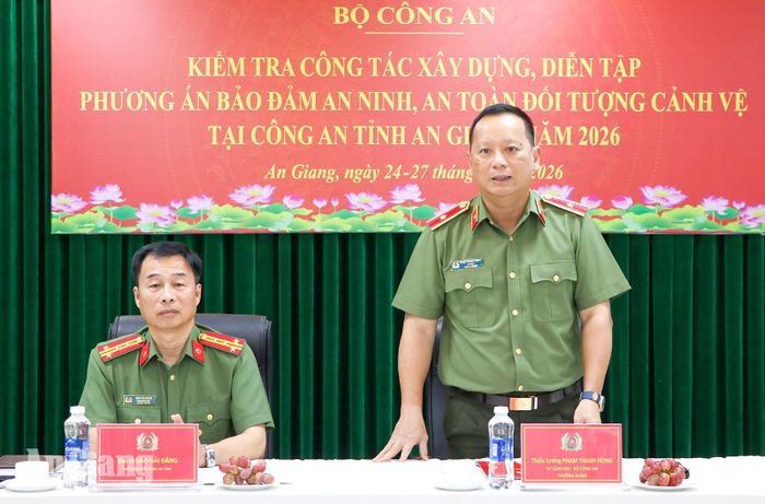 Thiếu tướng Phạm Thanh Hùng, Tư lệnh Bộ Tư lệnh cảnh vệ, Trưởng đoàn kiểm tra phát biểu tại buổi làm việc.