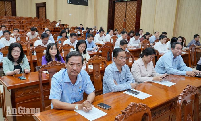 Cán bộ quy hoạch dự hội nghị.