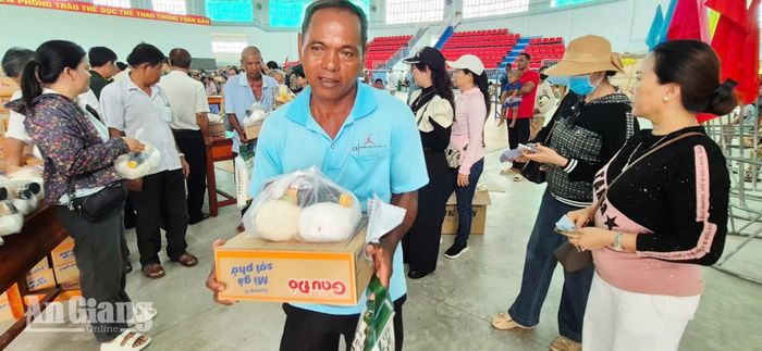 Trao quà cho hộ nghèo, cận nghèo ở xã Tri Tôn.