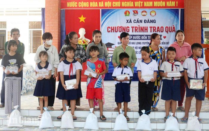 Trao quà tiếp bước đến trường cho học sinh nghèo, có hoàn cảnh khó khăn trên địa bàn xã Cần Đăng.
