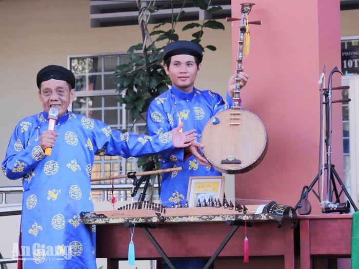 Ông Thái Thành Hưng giới thiệu bộ môn đờn ca tài tử và nhạc lễ cổ truyền. Ảnh do nhân vật cung cấp