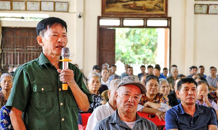 Người dân bày tỏ ý kiến tại cuộc đối thoại.