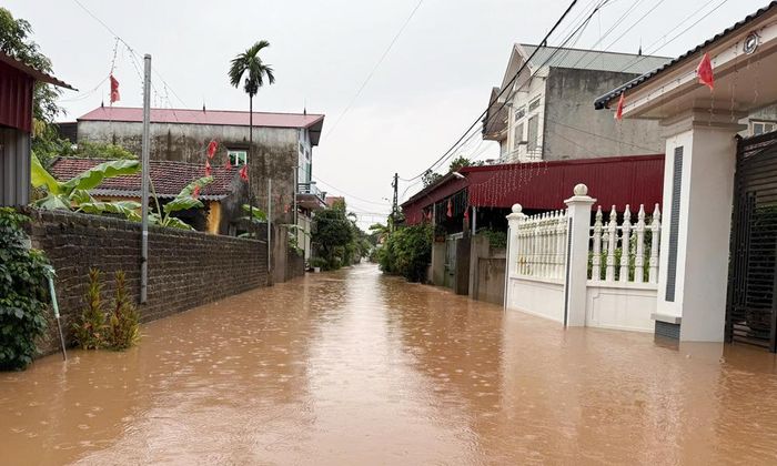  Nước sông Lục Nam dâng cao, gây ngập úng một số khu dân cư trên địa bàn xã Lục Nam. 