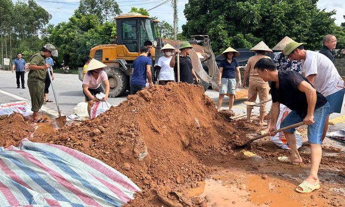  Nước sông Thương dâng cao, xã Bố Hạ huy động các lực lượng tham gia đắp bờ, ngăn nước tràn vào khu dân cư. 