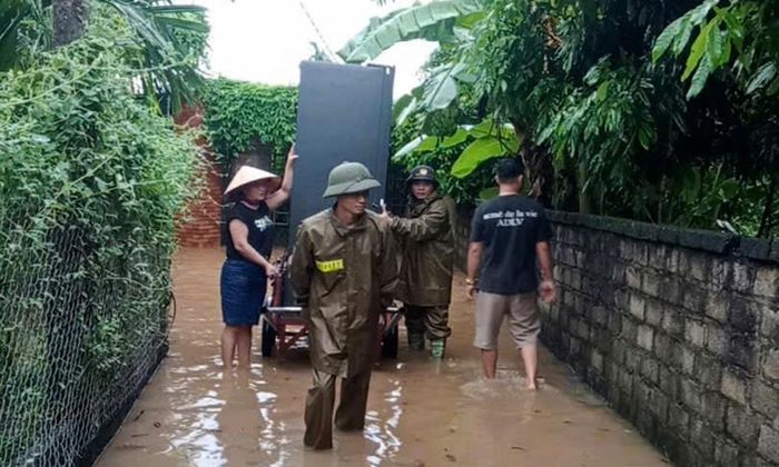  Lực lượng chức năng phường Phượng Sơn hỗ trợ Nhân dân di dời tài sản đến nơi an toàn. 