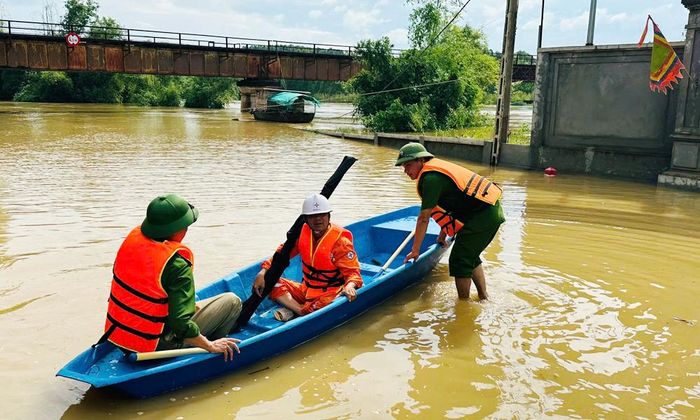  Hỗ trợ người dân di chuyển vào thôn Vi Sơn và thôn Đồi Hồng, xã Bố Hạ do nước lên cao chia cắt tuyến đường.  
