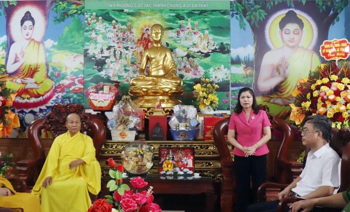  Đồng chí Lâm Thị Hương Thành thông tin khái quát tình hình kinh tế - xã hội của tỉnh. 