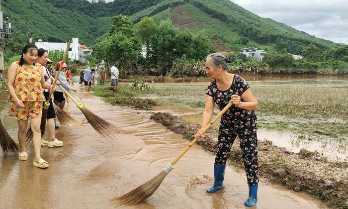  Thôn Đình, xã Sơn Động huy động hơn 200 người dân tham gia dọn vệ sinh sau lũ.  