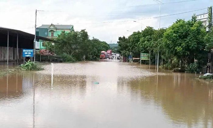 Nước ngập sâu trên đường tỉnh 293 thuộc xã Trường Sơn.