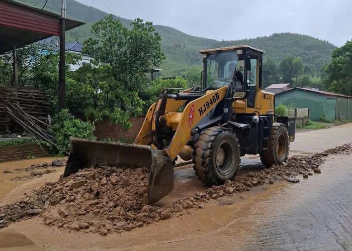 Đơn vị chức năng hót dọn đất sạt lở, bảo đảm giao thông thông suốt tại xã Trường Sơn.