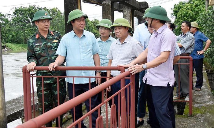 Đồng chí Lê Xuân Lợi kiểm tra, chỉ đạo công tác vận hành trạm bơm Cống Bún (phường Tiền Phong).