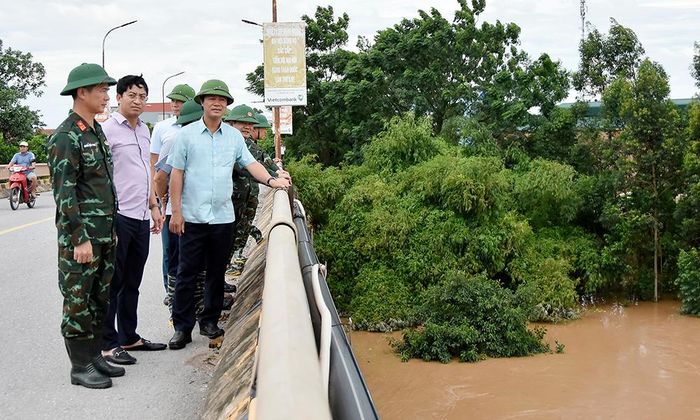 Đồng chí Lê Xuân Lợi kiểm tra tình hình mực nước trên sông Lục Nam tại cầu Lục Nam.