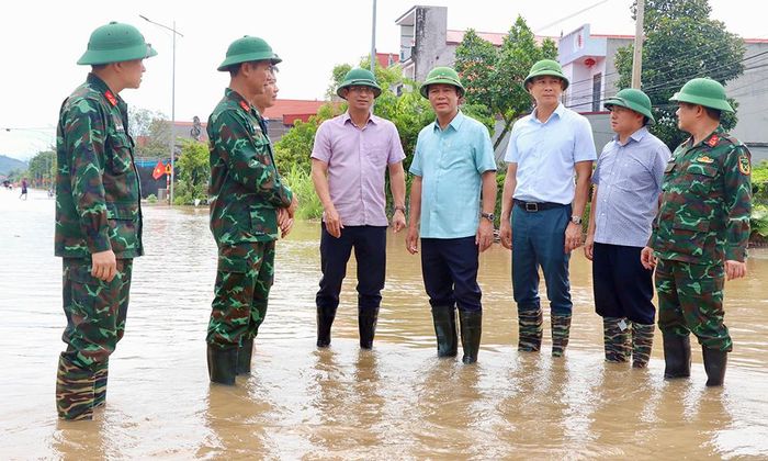 Đồng chí Lê Xuân Lợi kiểm tra tình trạng ngập úng khiến giao thông bị chia cắt tại tuyến quốc lộ 31 qua phường Phượng Sơn.