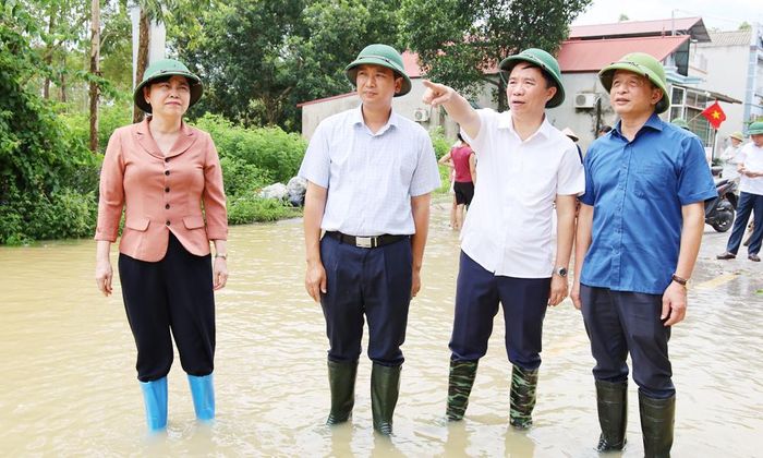  Đồng chí Nguyễn Việt Oanh kiểm tra tình hình ngập úng trên tuyến đường tỉnh 295 qua xã Tiên Lục. 