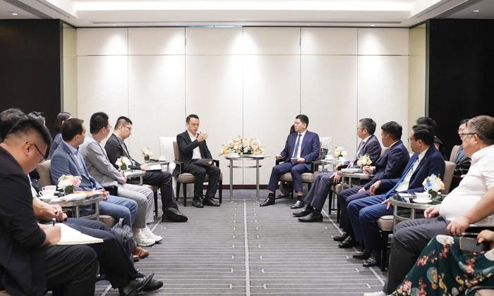  Bí thư Tỉnh ủy Nguyễn Hồng Thái trao đổi với lãnh đạo Tập đoàn Phát triển Trung Quan Thôn về cơ hội hợp tác trong lĩnh vực khoa học, công nghệ và đổi mới sáng tạo. 
