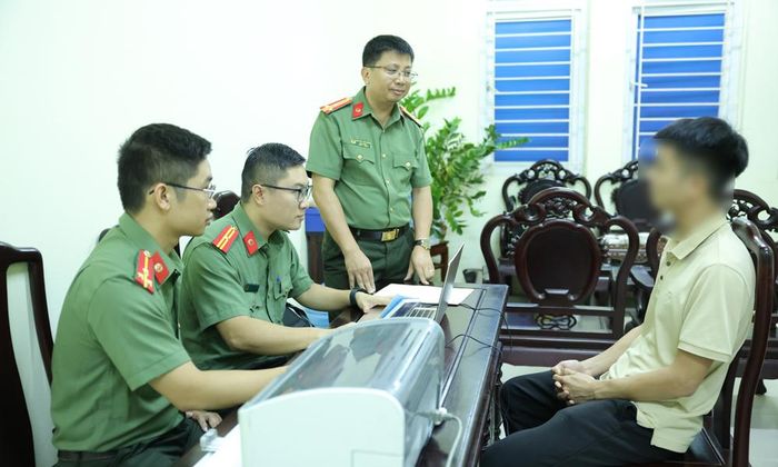  Cán bộ Công an tỉnh thẩm vấn đối tượng Dương Văn Trọng. 