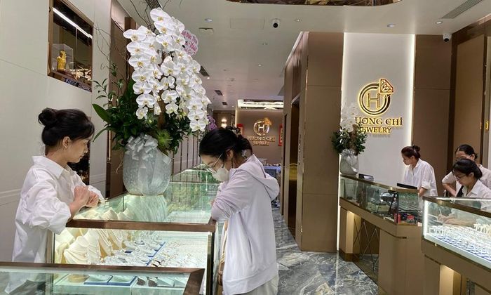Khách đến giao dịch tại cửa hàng vàng trên đường Ngô Gia Tự, phường Bắc Giang.