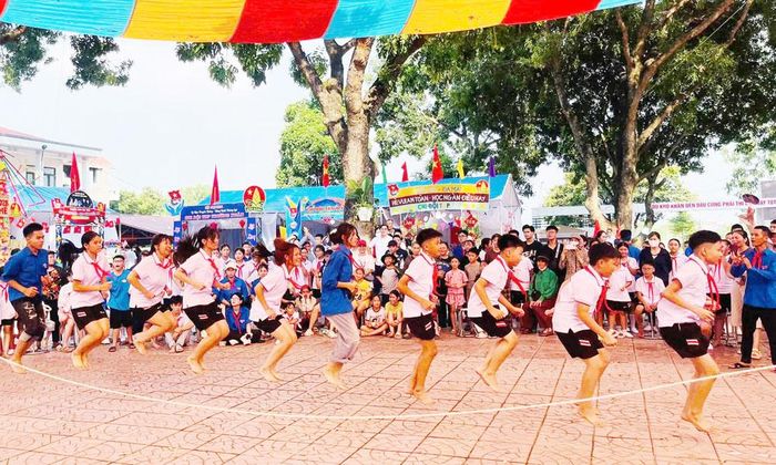  Thanh, thiếu nhi tham gia trò chơi dân gian tại hội trại hè phường Đa Mai. 