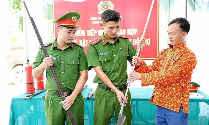 Người dân xã Vân Sơn mang vũ khí, súng tự chế giao nộp cho cơ quan công an.