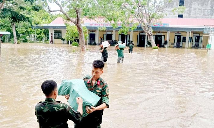 Cán bộ, chiến sĩ Lữ đoàn 164 hỗ trợ Trường Trung học cơ sở dân tộc nội trú Lục Nam di chuyển đồ dùng dạy và học đến nơi an toàn. 